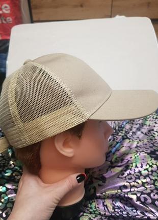 Кепка стильная  заде и для хвоста сделано