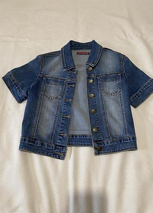 Якісна джинсовка з коротким рукавом та цікавими ґудзиками