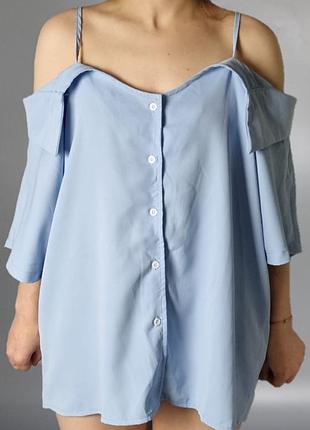 Блузка з відкритими плечима голубого кольору