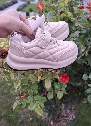 Кроссовки бежевые на танкетке