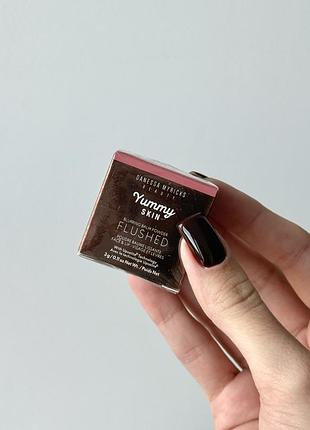Danessa myricks yummy skin blurring balm powder flushed rose n brunch мультитаскер кремові румʼяна помада для губ щік