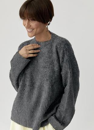 В'язаний светр із пухнастої пряжі