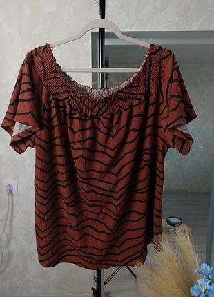 Фактурна блуза з відкритими плечиками у принт зебра