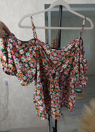 Яскрава шифонова блуза у квітковий принт