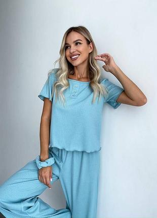 Затишний жіночий костюм трійка футболка-топ на ґудзиках штани вільного крою та резинка для волосся