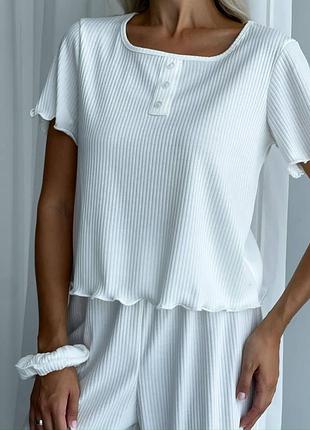 Затишний жіночий костюм трійка футболка-топ на ґудзиках штани вільного крою та резинка для волосся