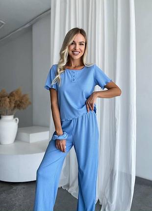 Затишний жіночий костюм трійка футболка-топ на ґудзиках штани вільного крою та резинка для волосся