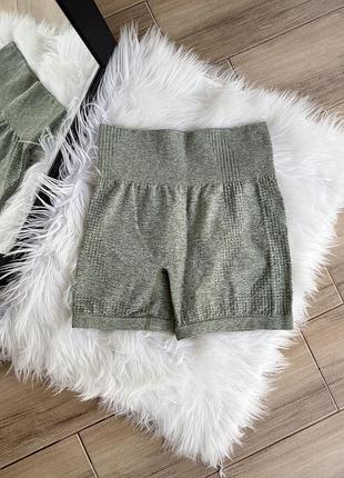 Спортивные бесшовные шорты