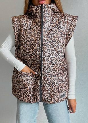 Женская жилетка стеганая с принтом лео 42-48