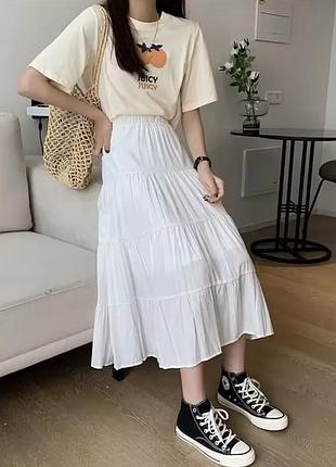 Біла спідниця — ніжний і стильний акцент у твоєму образі