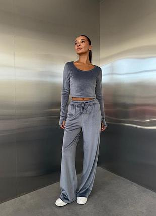 Стильний прогулянковий жіночий велюровий костюм із мʼякого велюру укорочена кофтинка-топ та штани палаццо вільного крою на резинці із завʼязкою