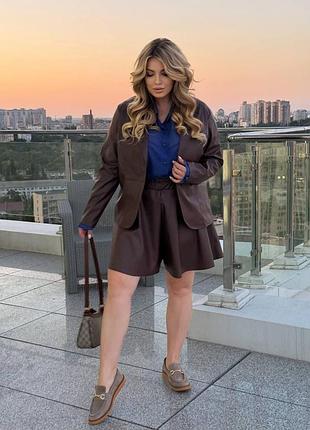 Оригінальний жіночий костюм із еко шкіри піджак вільного крою на ґудзику та розкльошена спідниця на резинці