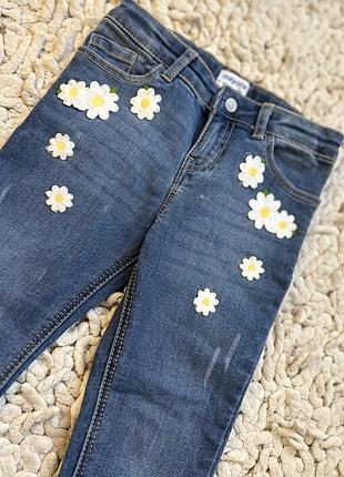 Дитячі джинси mayoral з аплікаціями у вигляді ромашок.