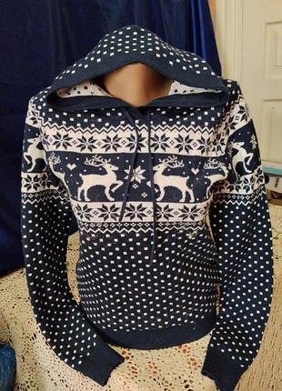 Свитер с капюшоном