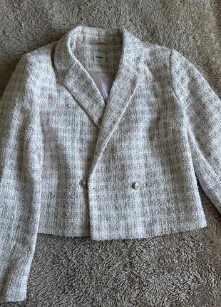 Твірдовий рожевий піджак