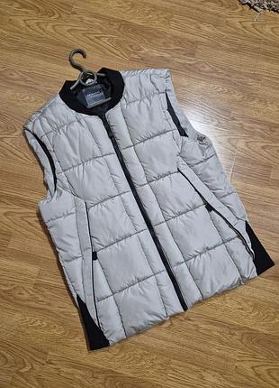 Фирменная легкая жилетка безрукавка