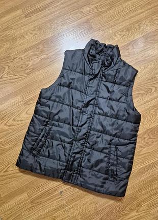 Фірмова легка жилетка безрукавка
