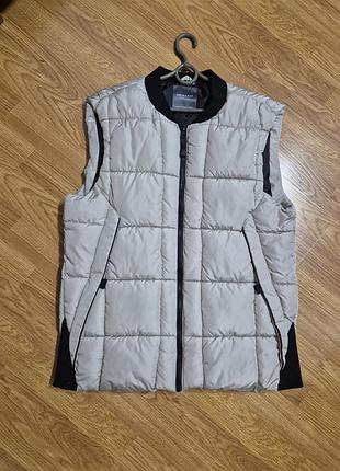 Фирменная легкая жилетка безрукавка