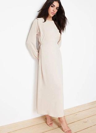 Стильна молочна сукня максі незвичного фасону