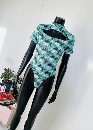 Prettylittlething роскошный изумрудный боди с вырезом, размер uk10 (m), премиальный фасон