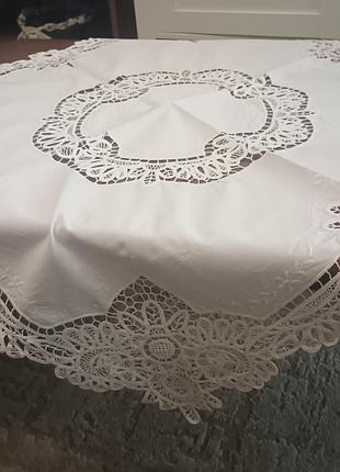 Скатертина з мереживом