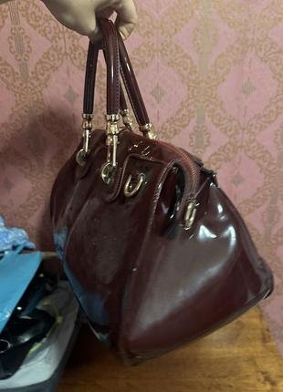 Лакова сумка ефектна та дуже стильна