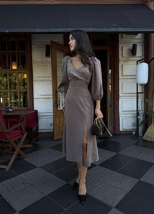 Женское платье миди с разрезом и объемными рукавами