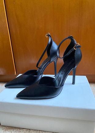 Туфлі на шпильці