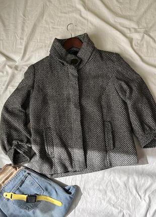 Сіро-чорне вкорочене пальто