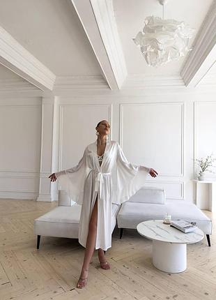 Шелковый халат с широкими рукавами