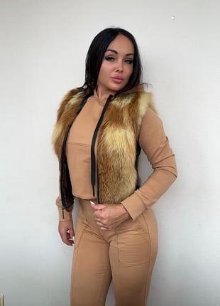 Жилетка лисиці на шкірі.