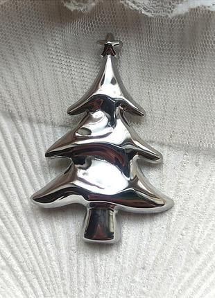 Изысканная брошь "рездвая елка",6,7 см, дерево, резьба, звезда, новый год, зима, зимняя