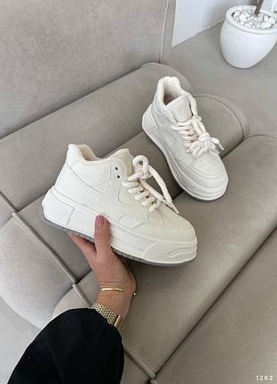 Жіночі кросівки