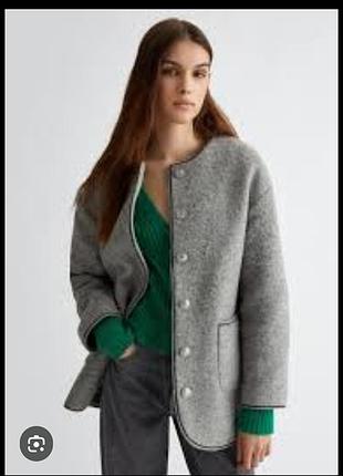Серая теплая куртка пиджак деми