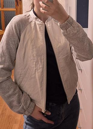 Женский серо-белый бомбер loft