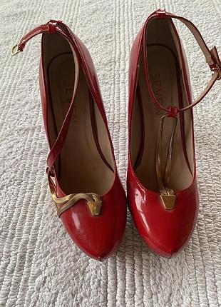 Віддам дві пари по ціні однієї, 38 розмір, жіночі туфлі на підборах, червоні та молочні, є незначні дефекти. 💌