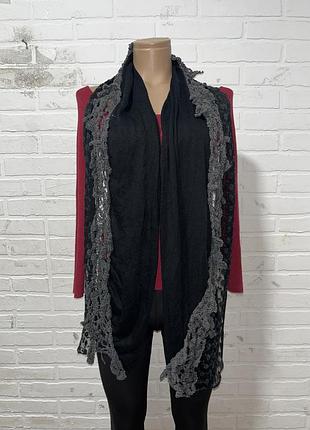 Гарненький жіночий шарф з мереживом