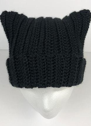 Вязаная шапка с ушками ручной работы