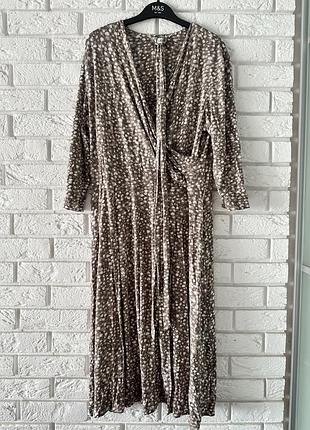 Сукня з декольте на запах