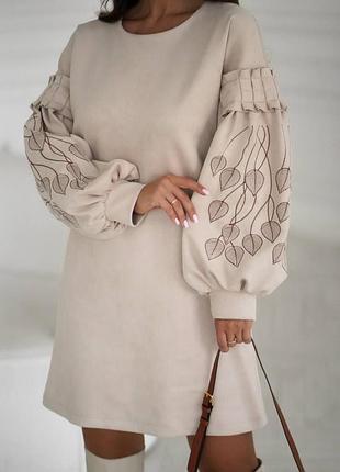 Неймовірна жіноча замшева сукня з вишивкою на рукавах прямого крою вище коліна рукава ліхтарики