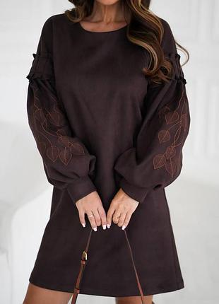 Неймовірна жіноча замшева сукня з вишивкою на рукавах прямого крою вище коліна рукава ліхтарики