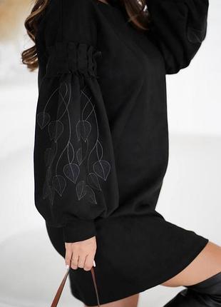 Неймовірна жіноча замшева сукня з вишивкою на рукавах прямого крою вище коліна рукава ліхтарики