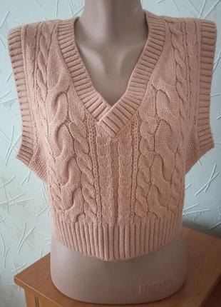 Жилетка вязаная укороченная.
очень стильный элемент одежды
хорошая вязкая, мягкая нить тактильно приятная.интересная моделька.цвет пудра. не растянут.