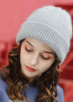 Зимова шапка жіноча залишилася в чорному кольорі дуже тепла