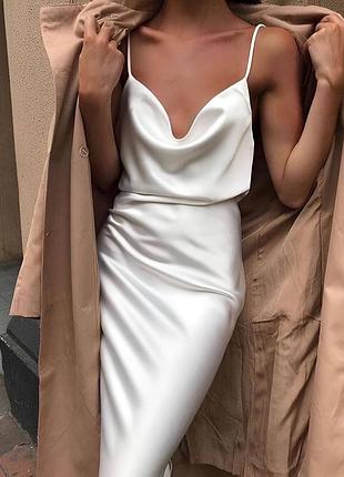 Розкішна жіноча шовкова сукня на бретелях з гарним вирізом прямого крою дуже ніжна