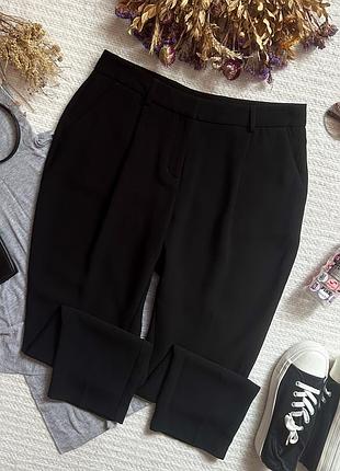 Базові класичні завужені брюки з завищеною талією чорного кольору