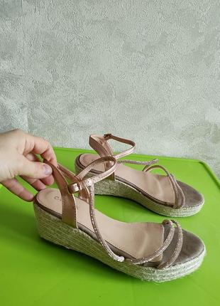 Нарядные праздничные женские босоножки на танкетке 40 размер от бренда catwalk