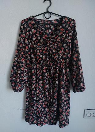 Невероятное цветочное платье с вырезом спереди