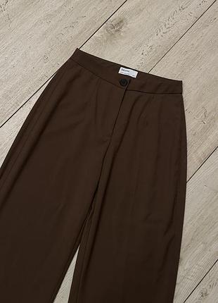 Брюки в трендовом цвете