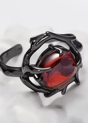 Кольцо черное с бордовой вставкой